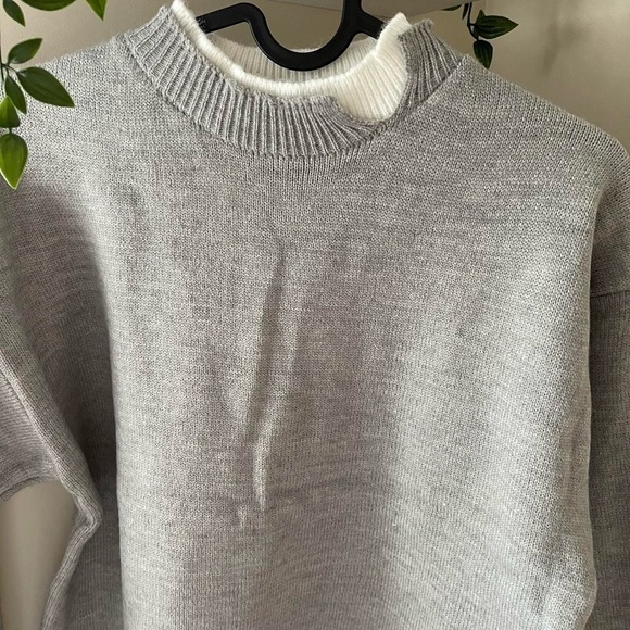 Grey mock neck knitted sweater 
Size: Onesize (fits like S) - Picture 2 of 7